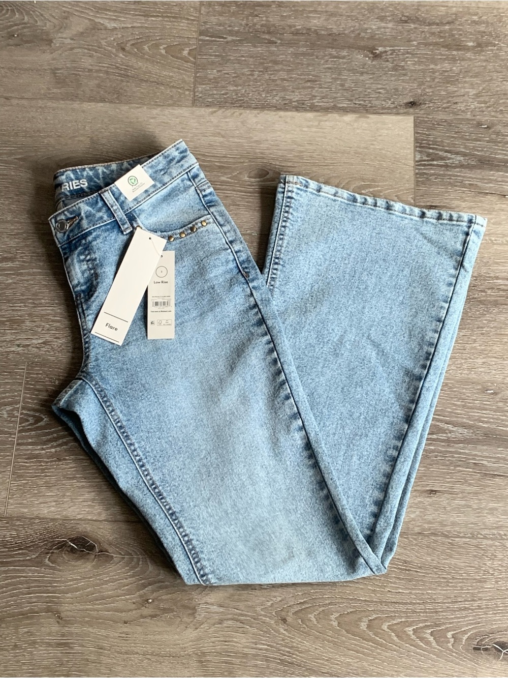 NWT No Boundaries Relaxed Flared Light Wash Denim Jeans womens size 2.